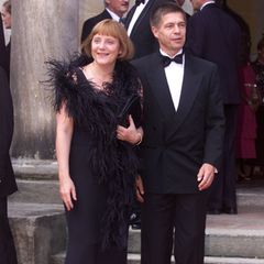 Im Juli 2001 besucht sie mit ihrem Mann Joachim Sauer die Festspiele in Bayreuth. Zu diesem Anlass hat sich das Paar richtig in Schale geschmissen: Er im eleganten Anzug mit Fliege und sie mit einer auffälligen Boa. 