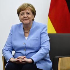 Angela Merkel setzt sich beim G20-Gipfel in Osaka modisch in Szene. Im Laufe ihrer Karriere hat sie gelernt, Farben für sich sprechen zu lassen. 