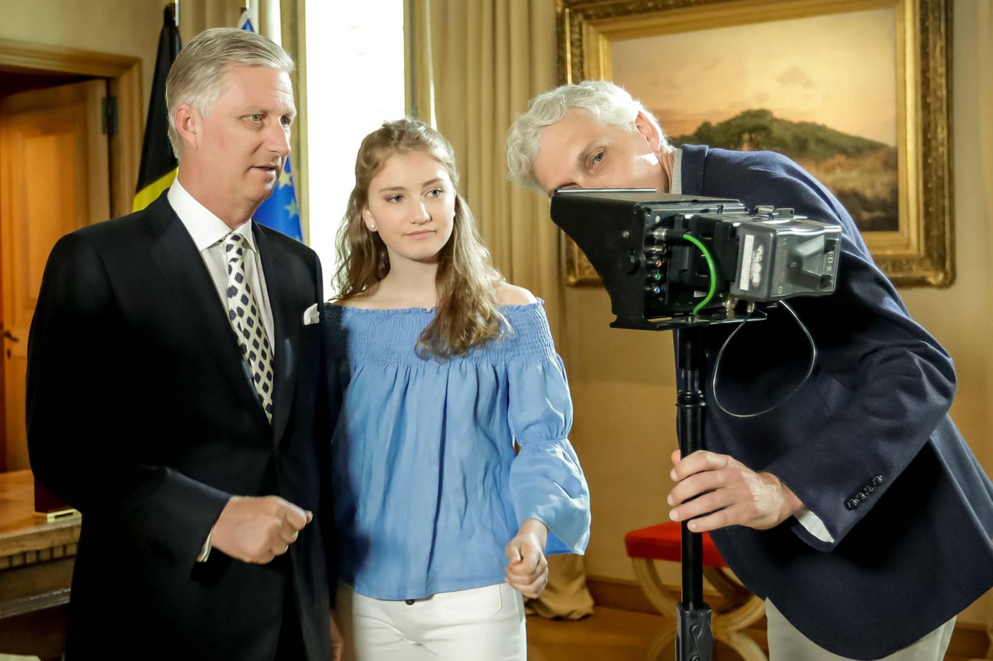 König Philippe lässt sich vor der Ansprache die Technik erklären. Prinzessin Elisabeth hört aufmerksam zu. 