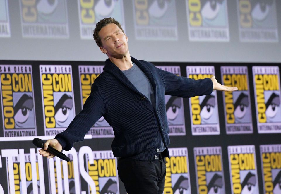Benedict Cumberbatch genießt das "Happy Birthday" seiner vielen Fans. Der "Doctor Strange"-Star feierte einen Tag zuvor seinen 43. Geburtstag.