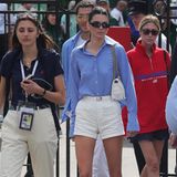 Für einen Besuch in Wimbledon zeigt sich Kendall Jenner von ihrer sportlicheren Seite. In einem hellblauen Hemd, weißer Shorts und mit Prada-Tasche unter dem Arm macht sie eine tolle Figur. Und auch das junge Supermodel, das Kampagnengesicht von Adidas ist, weiß teure It-Pieces mit erschwinglicheren Teilen zu kombinieren: Sie trägt das Sneaker-Modell "Continental" des deutschen Labels für unter 100 Euro. 