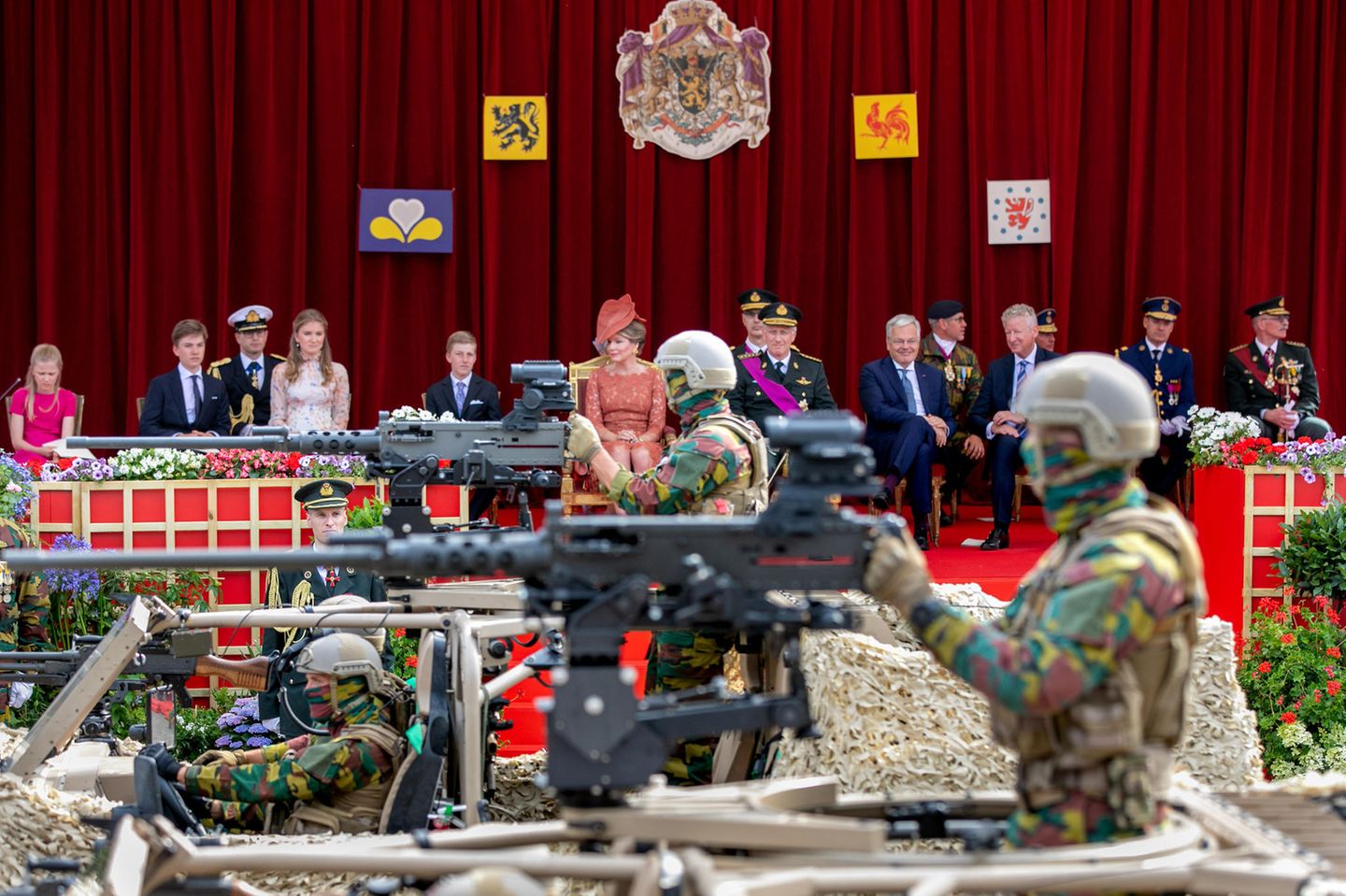 Die große Militärparade, die anlässlich des Nationafeiertags am Schloss vorbeizieht, kann die gesamte belgische Königsfamilie natürlich aus nächster Nähe bestaunen.