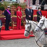 Schließlich gibt es für die belgischen Royals während der Militärparade so viel zu sehen.