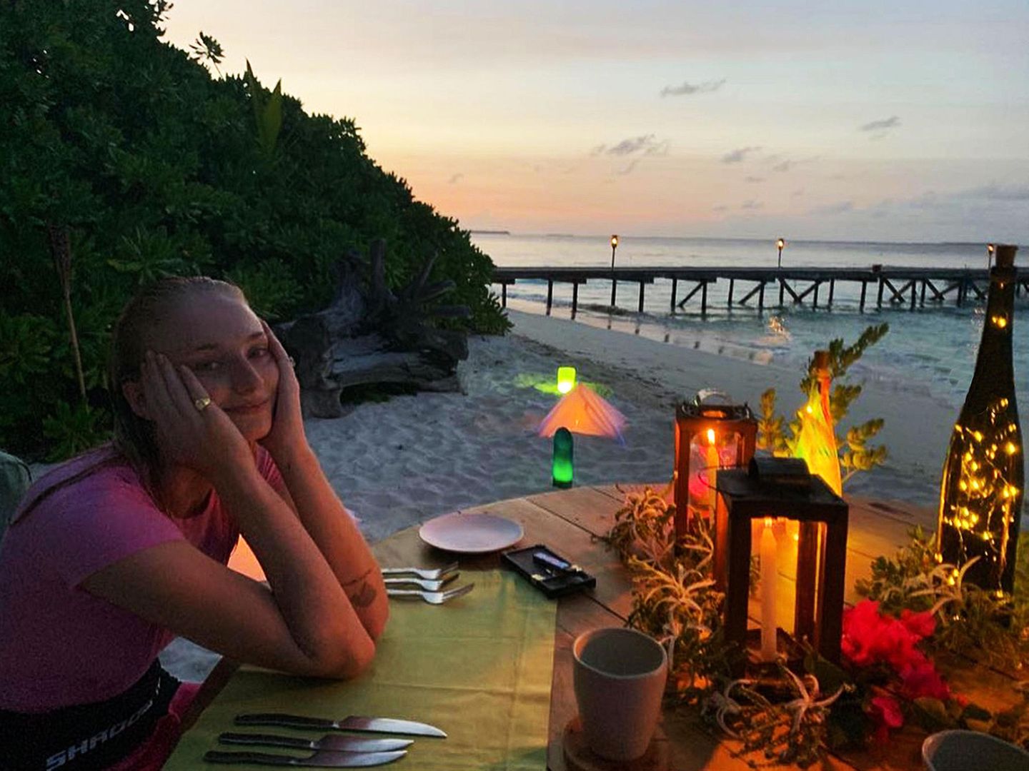 Und nach Freizeitaktivitäten wie Lesen, Tennis, Radfahren und exzessivem Genuß von Wassermelonen-Daiquiries können Sophie und Joe den Abend bei einem romantischen Dinner am Strand verbringen. Wer könnte da nicht neidisch werden?!