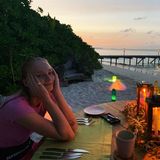 Und nach Freizeitaktivitäten wie Lesen, Tennis, Radfahren und exzessivem Genuß von Wassermelonen-Daiquiries können Sophie und Joe den Abend bei einem romantischen Dinner am Strand verbringen. Wer könnte da nicht neidisch werden?!