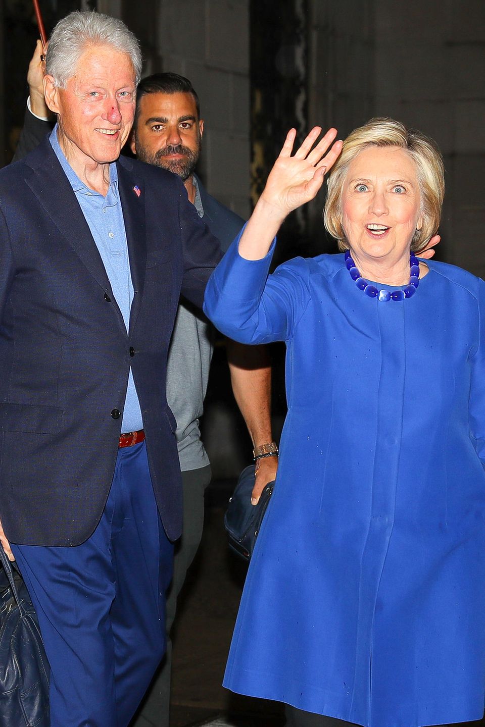 Bill Clinton und Hillary Clinton besuchen ihr neugeborenes Enkelkind im Krankenhaus.