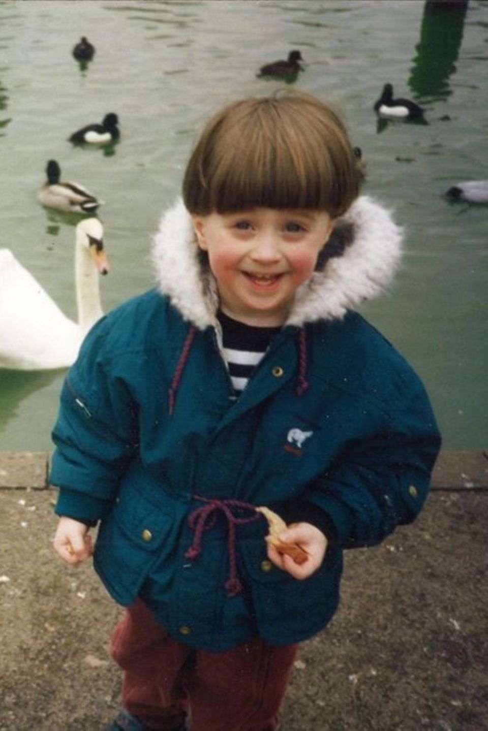 Daniel Radcliffe Dieser Schnappschuss aus Kindertagen entzückt wirklich jeden. Im Alter von ca. drei Jahren sehen wir den kleinen Daniel warm eingepackt und mit roten Bäckchen beim Enten füttern. Daniel Radcliffe Dieser Schnappschuss aus Kindertagen entzückt wirklich jeden. Im Alter von ca. drei Jahren sehen wir den kleinen Daniel warm eingepackt und mit roten Bäckchen beim Enten füttern.