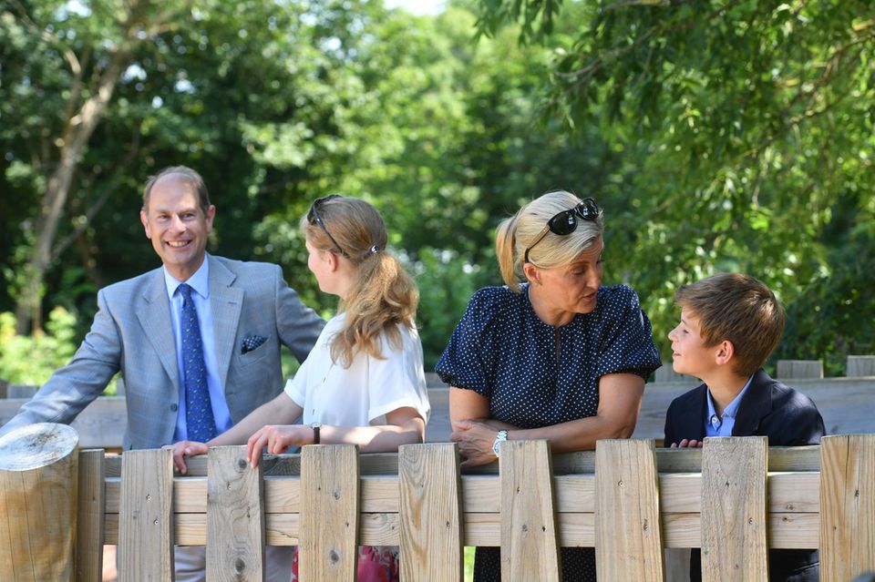 Prinz Edward + Gräfin Sophie von Wessex: Prinz Edward, Lady Louise, Gräfin Sophie und James, Viscount von Severn Prinz Edward, Lady Louise, Gräfin Sophie und James, Viscount von Severn