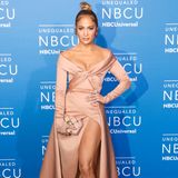 Die gleich Farbe, ein ähnlich aufwendiges Oberteil - Jennifer Lopez mag den Look auch in 2017 noch.