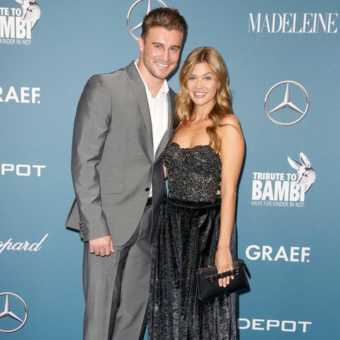 5. Staffel "Die Bachelorette“: Nadine Klein und Alexander Hindersmann  Es funkt schnell bei Alexander Hindersmann als er Nadine Klein kennenlernt. Eine Anziehung, die auf Gegenseitigkeit beruht: Im Finale bekommt Alex die letzte Rose von Nadine. Doch was so schön begann, endet schnell: Im März 2019, nur wenige Wochen nach der Ausstrahlung des Finales, war schon wieder Schluss. "Wir haben in den letzten Tagen und Wochen im richtigen Leben gemerkt, dass wir in vielen Dingen einfach unterschiedlich ticken. Für Nadine war das leider keine ausreichende Basis für eine Beziehung", schreibt Alex bei Instagram. Nadine ist inzwischen neu liiert und seit 2021 mit ihrem Tim glücklich verheiratet – Alexander ist offiziell Single.