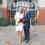 25. Juli 2019  Die Moderatorin Ulla Kock am Brink und ihr Partner Prof. Dr. Peter Fissenewert haben sich das Jawort gegeben. Die Zeremonie fand im Rathaus auf Sylt statt. Die Braut hat sich an ihrem großen Tag für ein kurzes Spitzenkleid entschieden. 