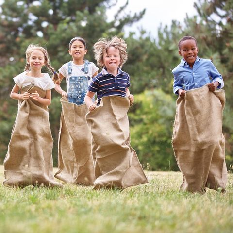 Sackhüpfen, Spiele Kindergeburtstag, Kindergeburtstagsspiele, Kindergeburtstag