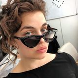 So sehen wir Ronja Forcher selten: Mit divenhafter Haarwelle schaut sie über den Rand ihrer großen Sonnenbrille hinweg. Der Star von "Der Bergdoktor" kann eben auch anders. 