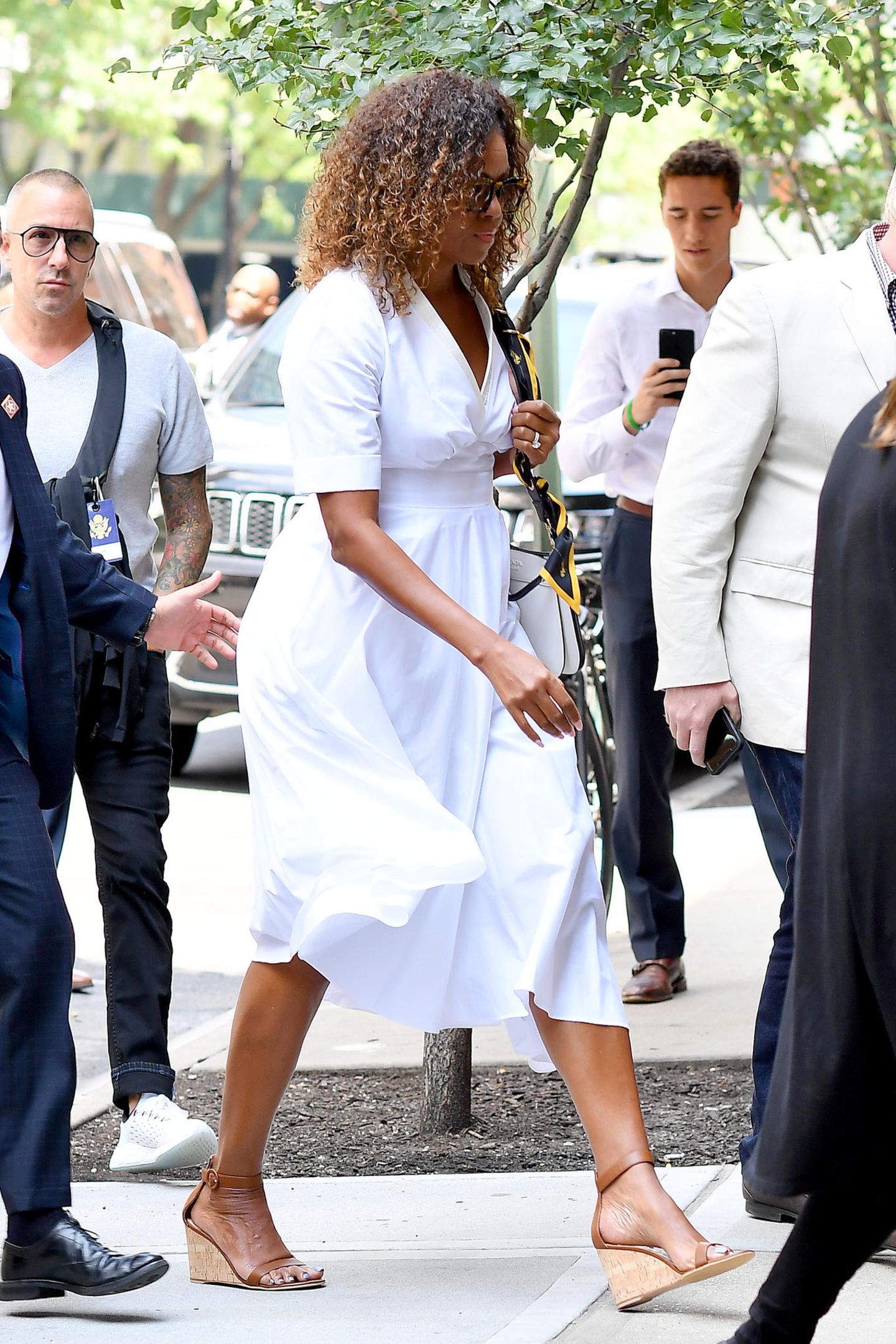 Meistens trägt Michelle Obama ihr Haare glatt, aber jetzt läuft sie mit krausem Haar durch New York und ist auf dem Weg zu einem Lunch-Date mit Sarah Jessica Parker. Die Fans lieben diesen Look ganz besonders. 