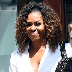 In der Vergangenheit wurde die ehemalige First Lady manchmal dafür kritisiert, dass sie nicht häufiger ihren natürlichen Afro trägt und gerade jungen Mädchen damit ein Vorbild ist. Wir denken: Egal, ob mit glattem oder krausem Haar, Michelle Obama ist ein fantastisches Vorbild und inspiriert mit ihrer Lebenshaltung Frauen auf der ganzen Welt, ihren eigenen Weg zu gehen. 