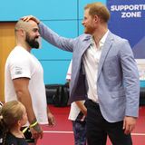 25. Juli 2019  Bei seinem Besuch der "Invictus 2020 UK Trials" in Sheffield zeigt Prinz Harry keinerlei Berührungsängste und legt bei der Glatze von Jonathan Mitchell Hand an. 