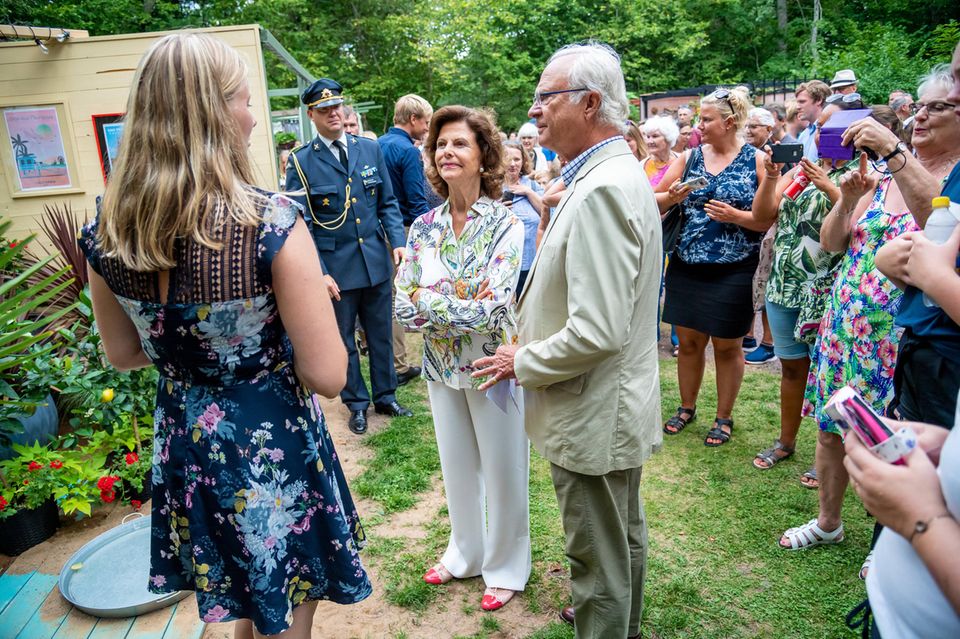 27. Juli 2019 Königin Silvia und König Carl Gustaf vergeben bei der Preisverleihung zur Ausstellung "Ideengärten" auf Öland die Preise und sehen sich alles ganz gespannt an. 27. Juli 2019 Königin Silvia und König Carl Gustaf vergeben bei der Preisverleihung zur Ausstellung "Ideengärten" auf Öland die Preise und sehen sich alles ganz gespannt an.