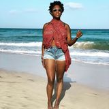 Wo kann man besser neue Energie schöpfen als am Strand? Motsi Mabuse genießt ihre Auszeit am Meer und zeigt sich dabei ganz natürlich. Happy Holiday!