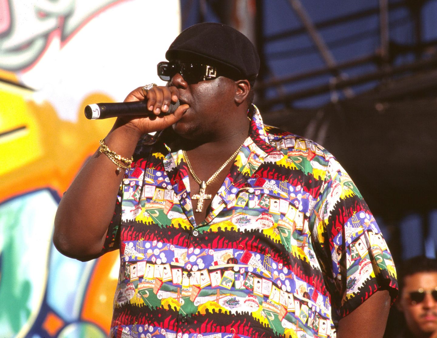 The Notorious B.I.G.  Christopher Wallace, der sich auch The Notorious B.I.G. nennt, wird ermordet, als er am 10. März 1997 kurz nach Mitternacht die Party einer Plattenfirma verlässt. Der Rapper, der nur 24 Jahre alt wird, wird in seinem SUV von dem Fahrer eines anderen Wagens erschossen.