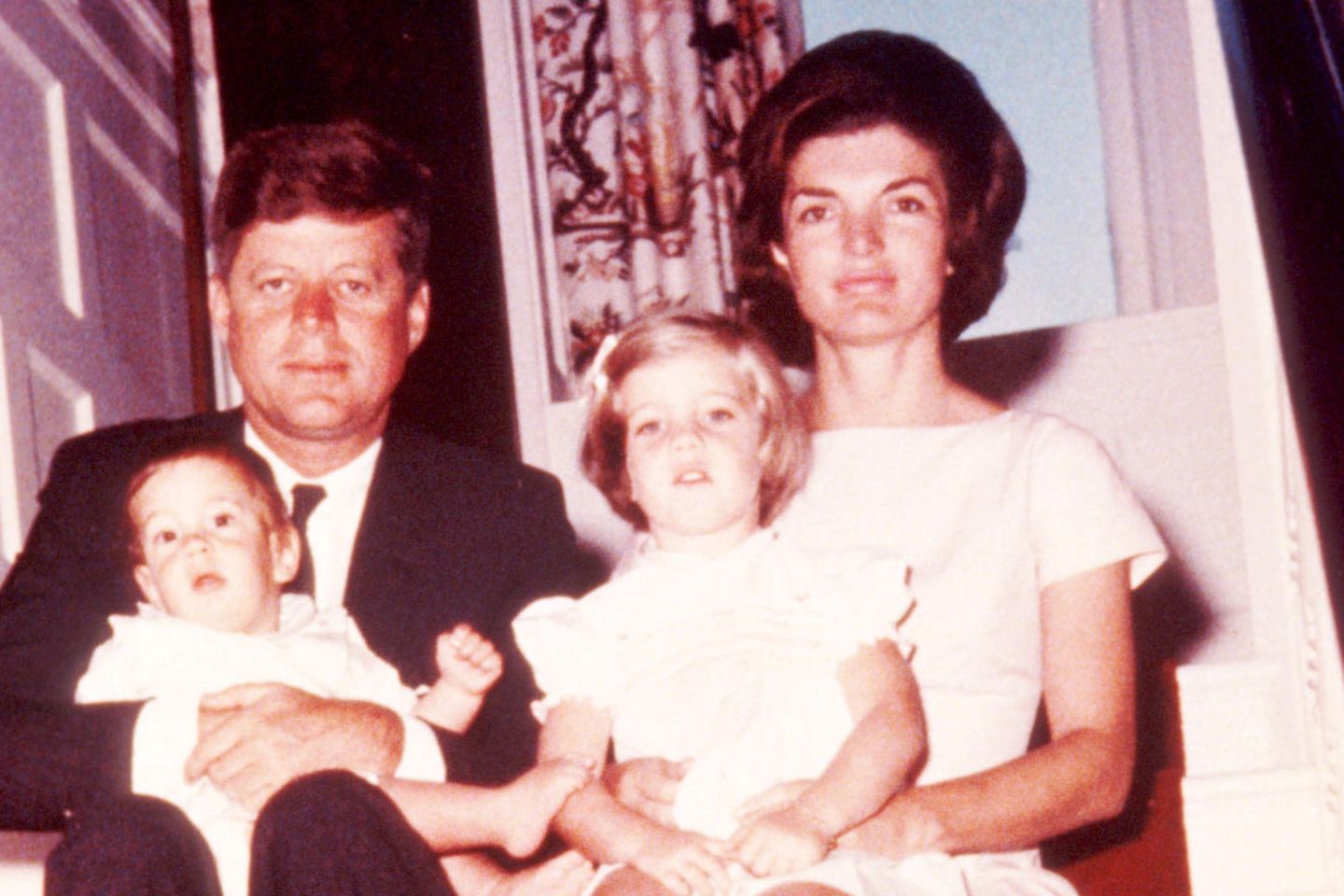 John F. Kennedy (†) und Jacqueline Kennedy (†) mit ihren Kindern John F. Kennedy jr. (†) und Caroline Kennedy 