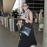 Bei ihrer Ankunft am Flughafen von Los Angeles zeigt Demi Moore ihr Must-have gegen die kühle Flugzeugluft: kuschelige Socken! Die hat die Schauspielerin beim Ausstieg aus dem Flieger vergessen auszuziehen und eilt mit warmen Füßen über den Airport. Ihr restlicher Look kann sich jedoch sehen lassen!