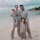 Eine Familie, ein Style: Coco Rocha verbringt mit Ehemann James Conran und den gemeinsamen Kindern Ioni und Iver einen Traumurlaub auf den Turks- und Caicosinseln. Ehrensache, dass eine so attraktive Familie auch einen schicken Partnerlook trägt.