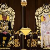 30. Juli 2019  Die Feierlichkeiten zur Amtseinführung finden im Nationalpalast in Kuala Lumpur statt. Neben Abdullah, der Sultan des Bundesstaats Pahang ist und nun fünf Jahre als König von Malaysia regieren wird, sitzt seine zweite Ehefrau auf dem goldenen Thron.