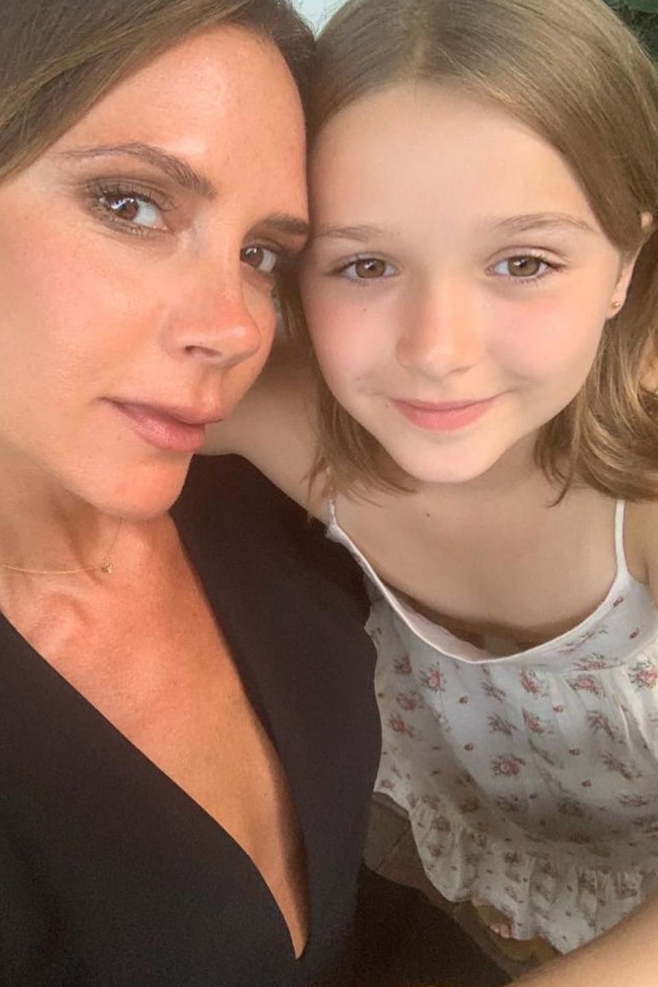 30. Juli 2019 "Mein kleines Mädchen und meine beste Freundin. Küsschen. Mama liebt dich so sehr" schreibt Victoria Beckham zu diesem süßen Selfie mit Tochter Harper auf Instagram. 30. Juli 2019 "Mein kleines Mädchen und meine beste Freundin. Küsschen. Mama liebt dich so sehr" schreibt Victoria Beckham zu diesem süßen Selfie mit Tochter Harper auf Instagram.