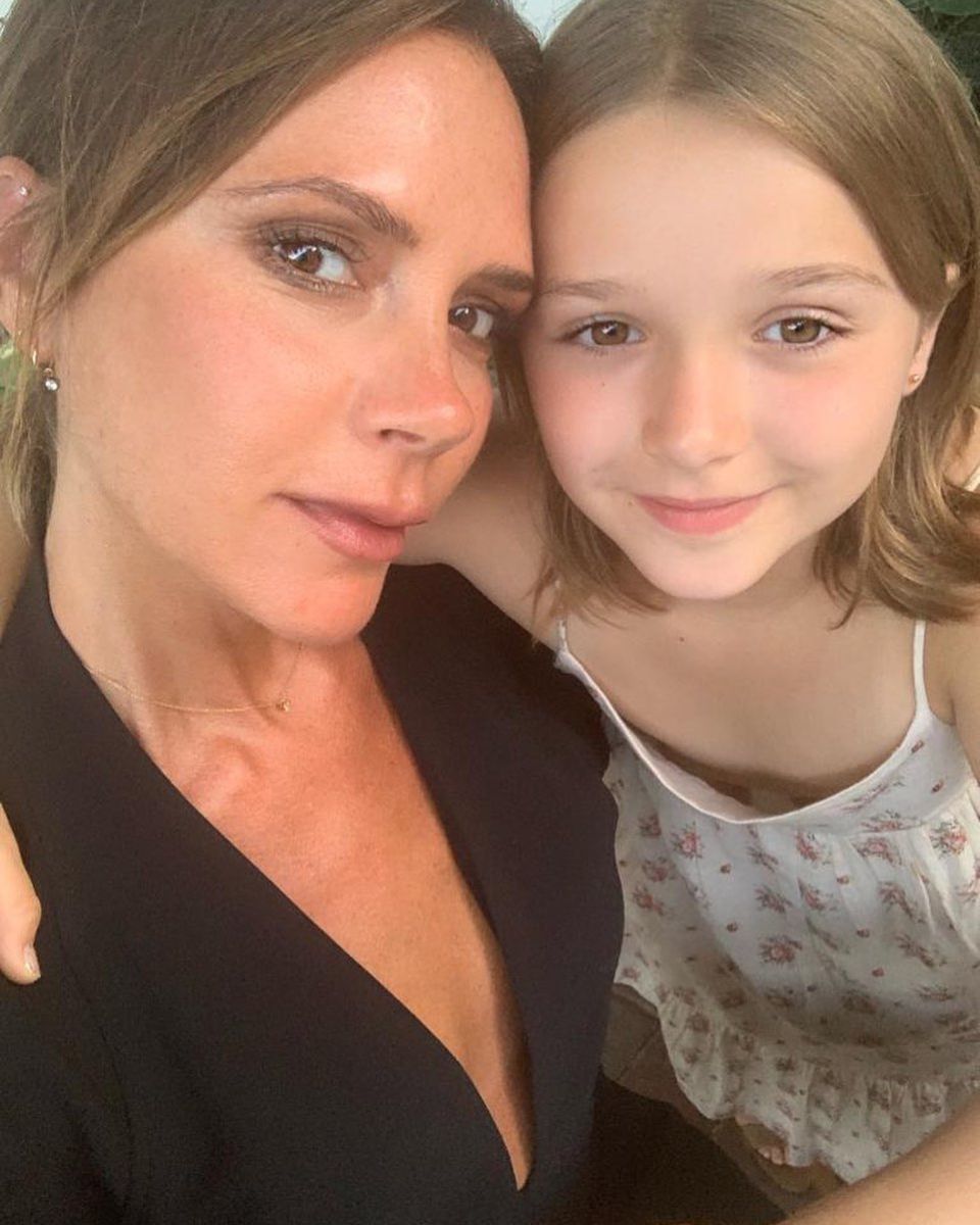 30. Juli 2019 "Mein kleines Mädchen und meine beste Freundin. Küsschen. Mama liebt dich so sehr" schreibt Victoria Beckham zu diesem süßen Selfie mit Tochter Harper auf Instagram. 30. Juli 2019 "Mein kleines Mädchen und meine beste Freundin. Küsschen. Mama liebt dich so sehr" schreibt Victoria Beckham zu diesem süßen Selfie mit Tochter Harper auf Instagram.