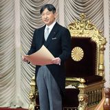 1. August 2019  Bei der Eröffnung der außerordentlichen Sitzung des Parlaments hält Naruhito seine erste Rede als Kaiser von Japan. Den Chrysanthementhron bestieg er bereits am 1. Mai 2019.