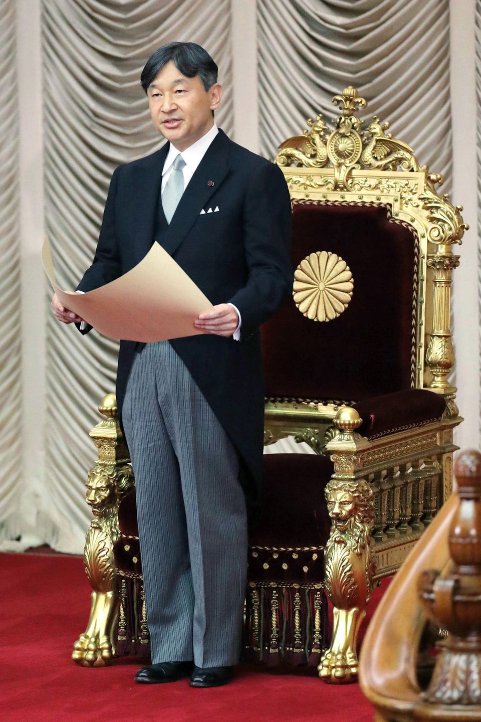 1. August 2019  Bei der Eröffnung der außerordentlichen Sitzung des Parlaments hält Naruhito seine erste Rede als Kaiser von Japan. Den Chrysanthementhron bestieg er bereits am 1. Mai 2019.
