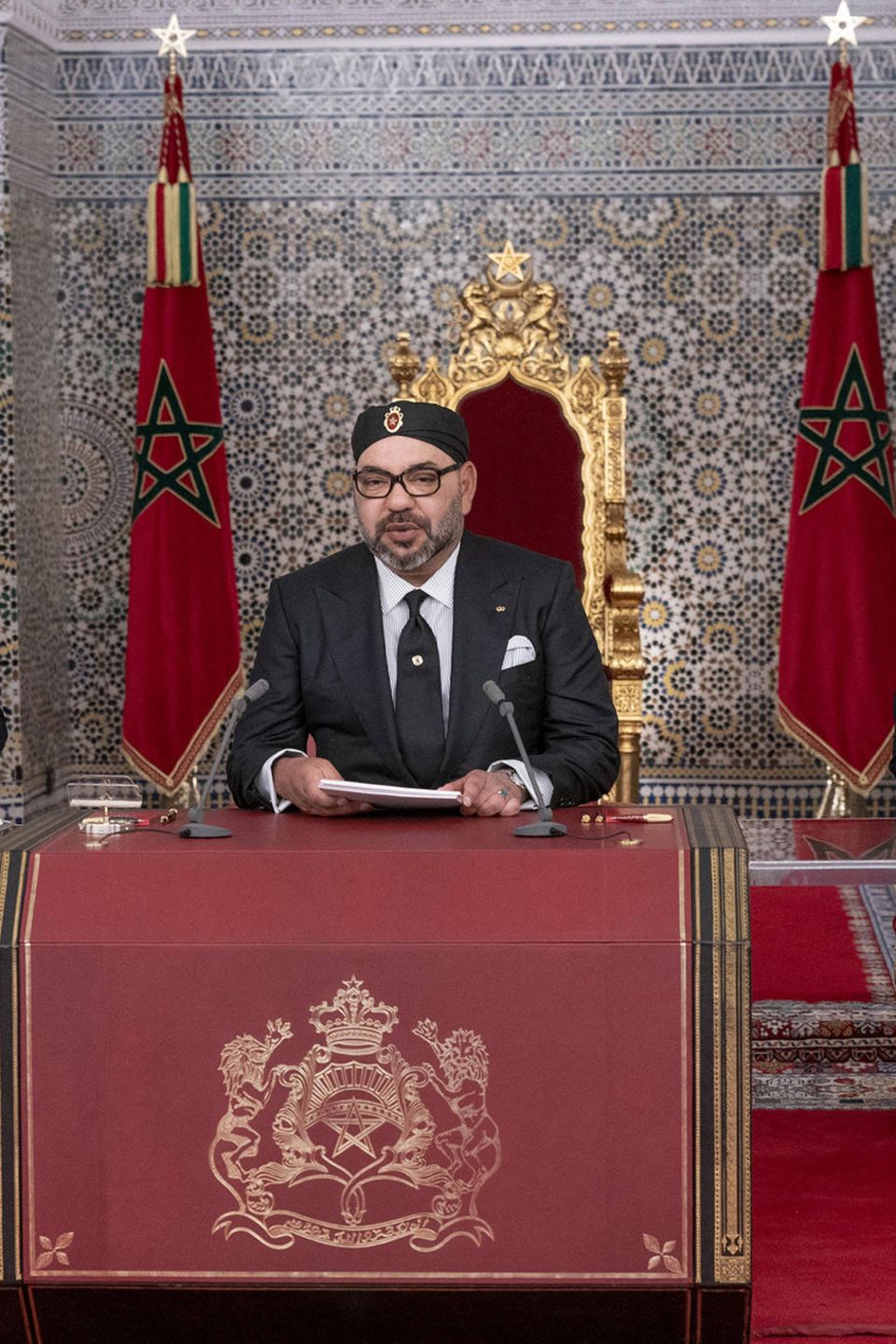König Mohammed hält eine Rede an das Volk. Auch sein Sohn, Kronprinz Moulay Hassan (l.), und sein Bruder, Prinz Moulay Rachid, sind anwesend.