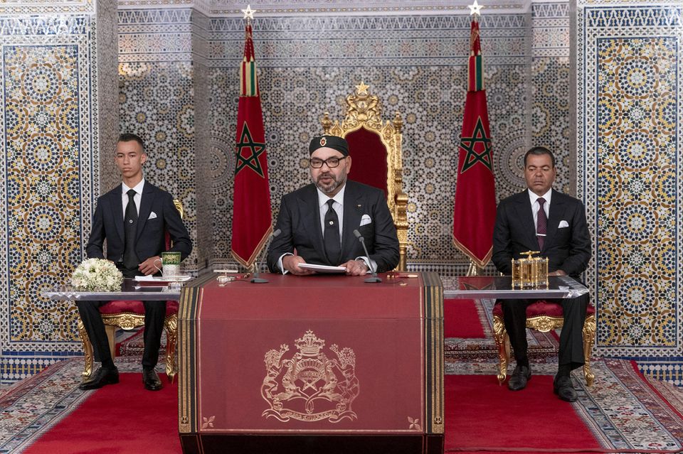 König Mohammed hält eine Rede an das Volk. Auch sein Sohn, Kronprinz Moulay Hassan (l.), und sein Bruder, Prinz Moulay Rachid, sind anwesend.