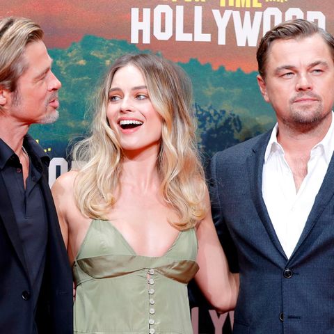 Margot Robbie scheint sich köstlich über einen Witz von Brad Pitt zu amüsieren. Ob der etwas mit Leonardo DiCaprio zu tun hat?