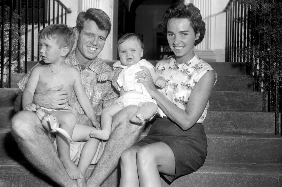 Robert F. Kennedy und seine Frau Ethel haben zusammen elf Kinder, darunter die Mutter der nun an einer Überdosis verstorbenen Saoirse Kennedy Hill.