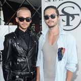 2013  Schnipp, schnapp - Bill Kaulitz zeigt sich zum ersten mal mit raspelkurzem Haar, das er platinblond gefärbt hat. Tom beginnt damit, seine Haare zu einem lässigen Zopf zu tragen und sich einen etwas längeren Bart zu stehen.