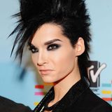 2009  Bill hat sich an den Seiten von etwas Haar trennen können und trägt nun einen Irokesen. Außerdem wirkt sein Make-up nun etwas "sharper". Die Augenbrauen sind präzise nachgemalt, die Wimpern dramatisch aufgefüllt und der Lidschatten etwas mehr smokey.