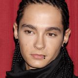 2009  Tom Kaulitz hat sich von seinen blonden Dreadlocks getrennt. Stattdessen trägt er nun dunkle Braids, die eng am Kopf angeflochten wurden.