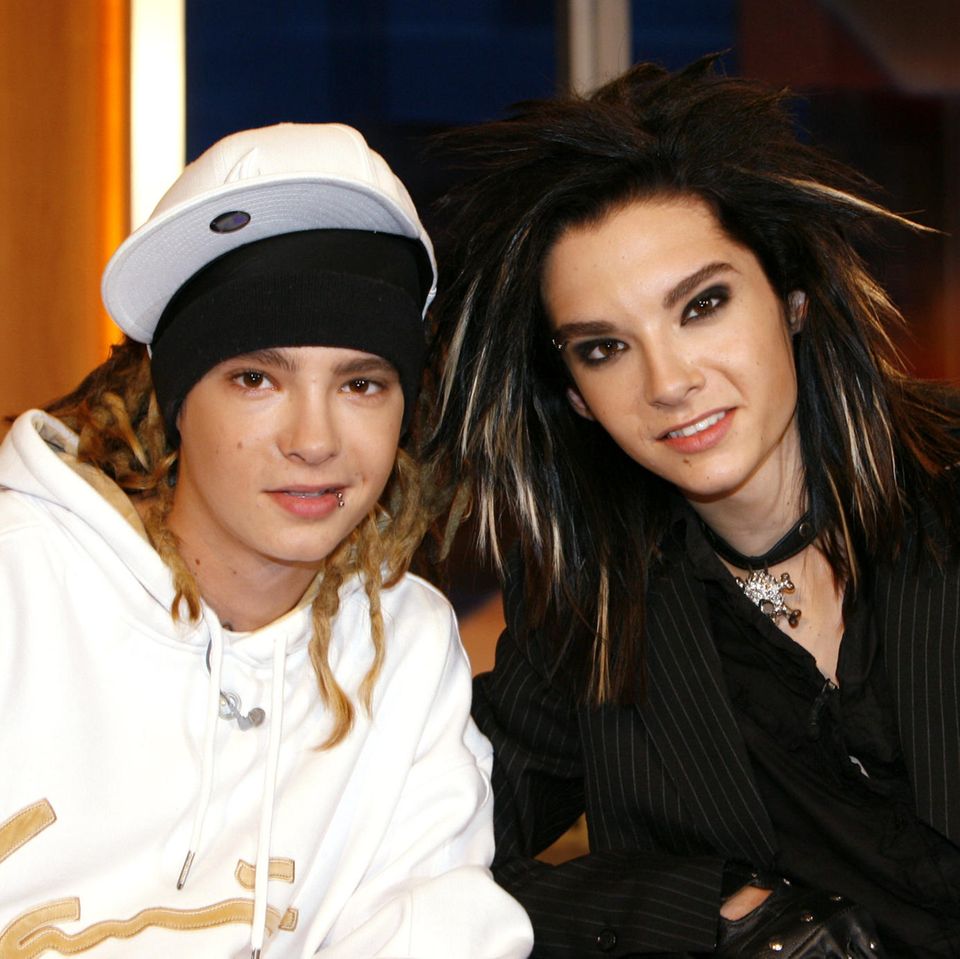 2006  Im September zeigt sich Bill Kaulitz mit noch voluminöserer Mähne, die nun auch mit hellblonden Strähnchen durchzogen ist. Tom hingegen bleibt seinem Style treu. Nur die Dreads sind etwas länger geworden.