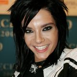 2006  Bill Kaulitz trennt sich von seinem Signature-Cut, er lässt sich die Haare wachsen. Auch wenn der Pony definitiv kürzer ist, wird er trotzdem noch ins Gesicht gestylt.   