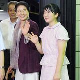 1. August 2019  Prinzessin Aiko winkt lächelnd neben ihrer Mutter, Kaiserin Masako.