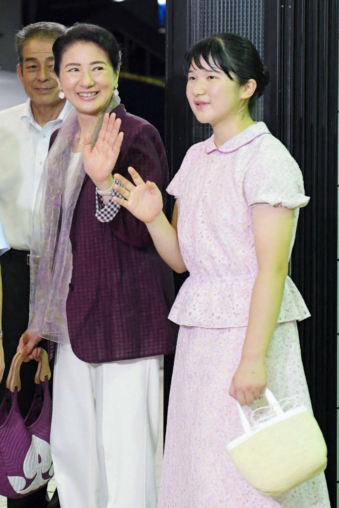 1. August 2019  Prinzessin Aiko winkt lächelnd neben ihrer Mutter, Kaiserin Masako.