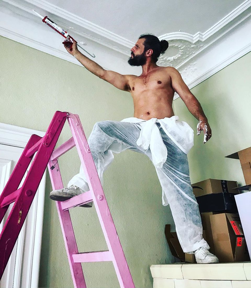 1. August 2019  Fleißiger Handwerker: Manuel Cortez nimmt die Renovierung seiner Wohnung in Angriff und hält seine Fans auf Instagram auf dem Laufenden. 