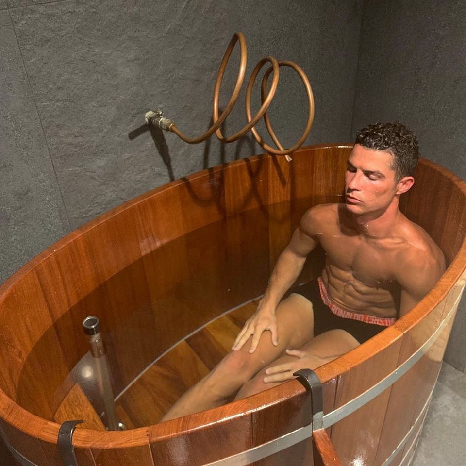 1. August 2019 "Erholung und Meditation" titelt Cristiano Ronaldo dieses kuriose Badewannen-Bild auf Instagram. 