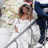 Schulterfrei, mit ausladenden Ärmeln und filigran bestickt: In diesem wunderschönen Brautkleid heiratet Heidi Klum ihren Tom. 