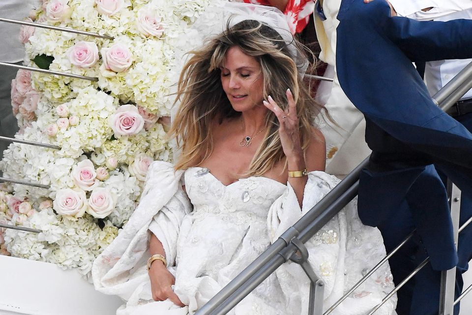 Schulterfrei, mit ausladenden Ärmeln und filigran bestickt: In diesem wunderschönen Brautkleid heiratet Heidi Klum ihren Tom. 