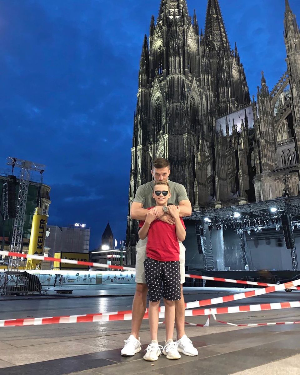 5. August 2019  Lukas Podolski postet ein Bild von sich und seinem Sohn Louis. Der Fußballer und sein ältester Spross stehen vor dem Kölner Dom. "Nichts kann uns trennen", kommentiert Podolski den seltenen Schnappschuss. Meistens zeigt der Kicker seine Kinder Louis und Maya nur von hinten.