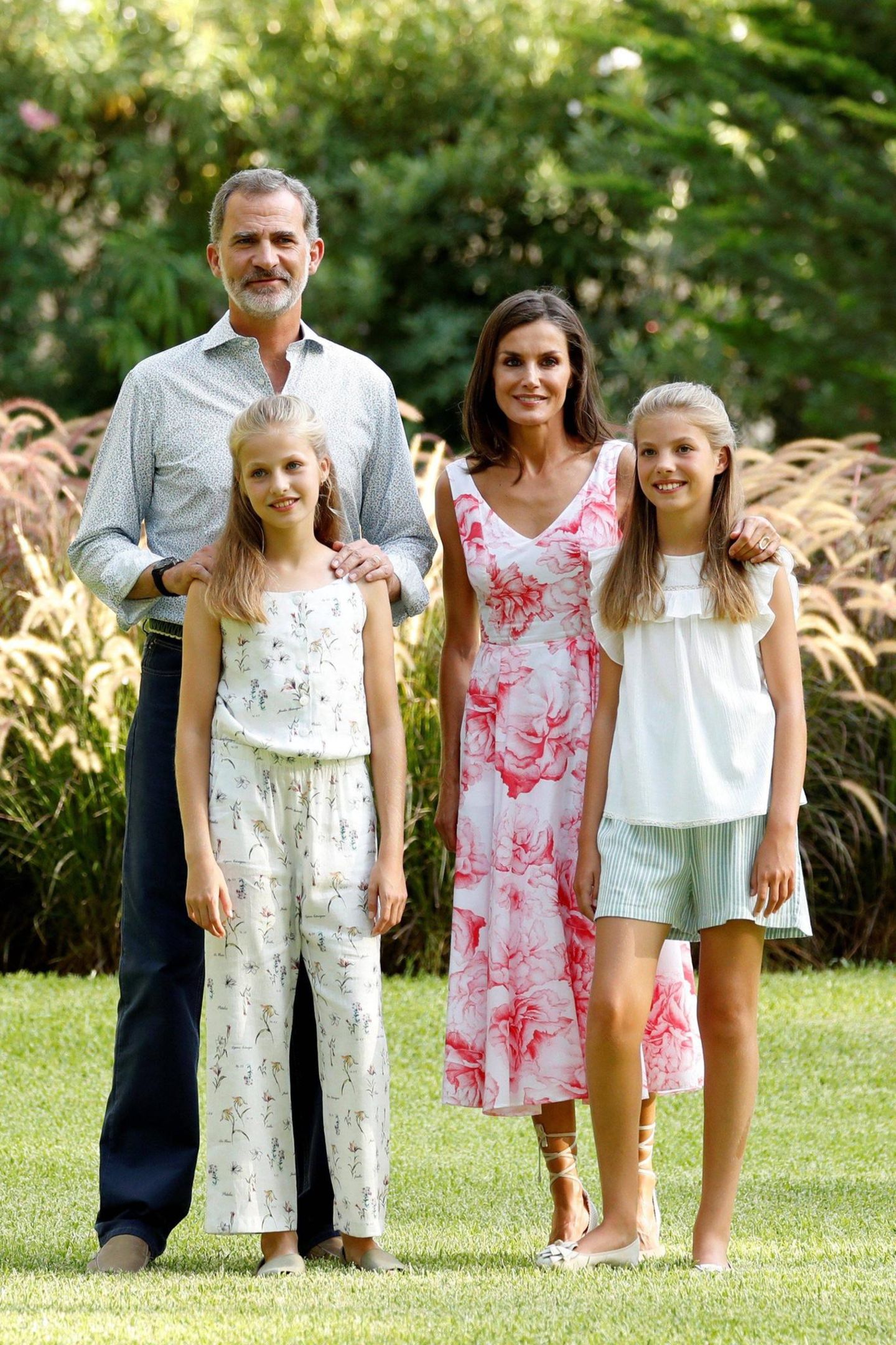 4. August 2019  König Felipe und Königin Letizia posieren mit ihren Töchtern Prinzessin Leonor und Prinzessin Sofía beim traditionellen Sommer-Fototermin im Garten des Marivent-P​alastes in Palma de Mallorca.