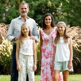 4. August 2019  König Felipe und Königin Letizia posieren mit ihren Töchtern Prinzessin Leonor und Prinzessin Sofía beim traditionellen Sommer-Fototermin im Garten des Marivent-P​alastes in Palma de Mallorca.