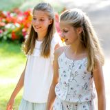 4. August 2019  Prinzessin Sofía und Kronprinzessin Leonor tragen sommerliche Outfits. Ganz schön groß sind die beiden Schwestern geworden.